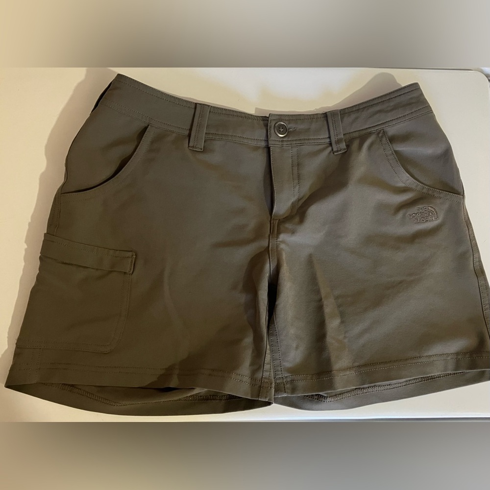 The North Face Cargo Shorts- Women's 4